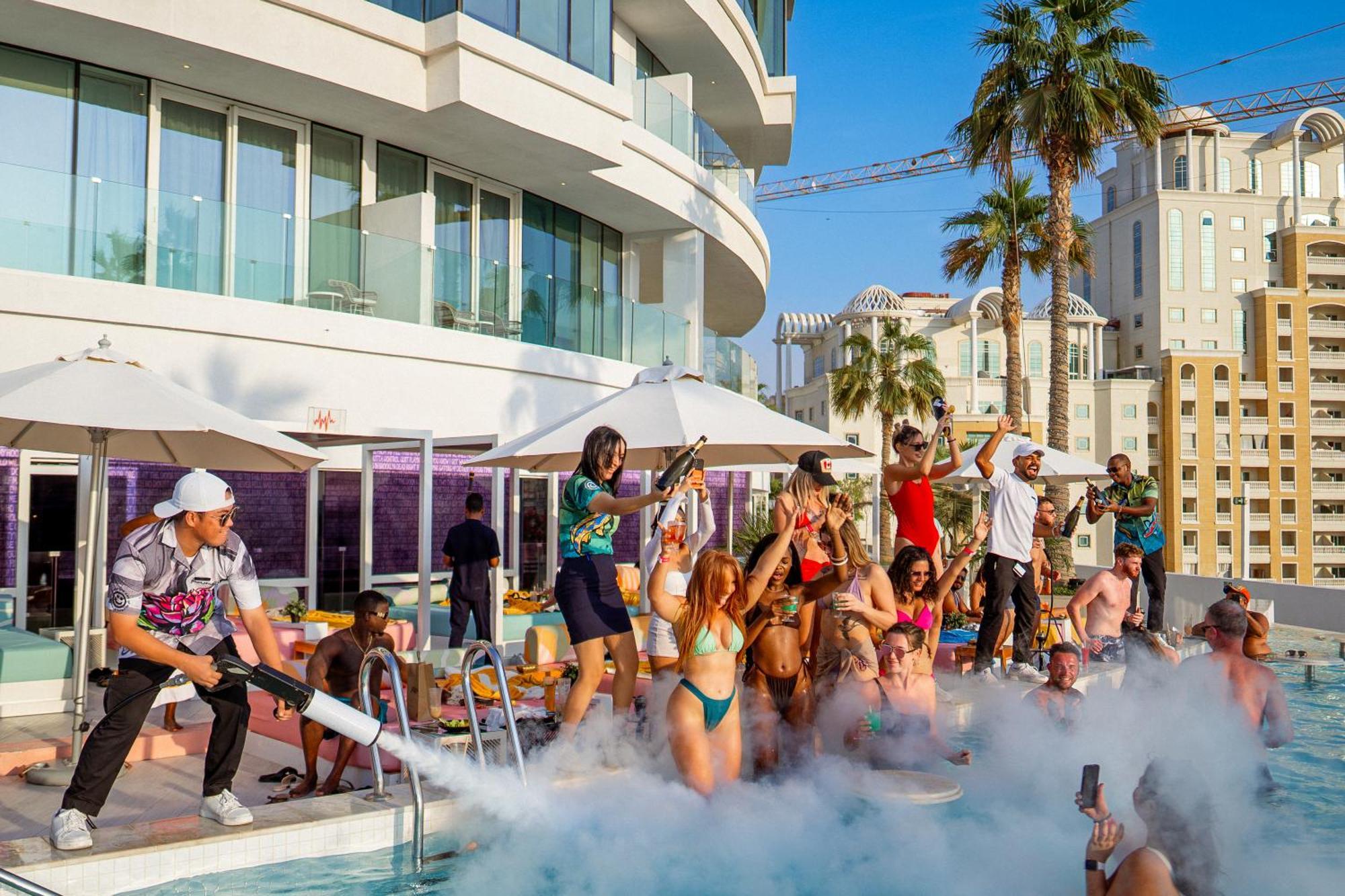 Five Jumeirah Village 두바이 외부 사진 The pool party at the hotel