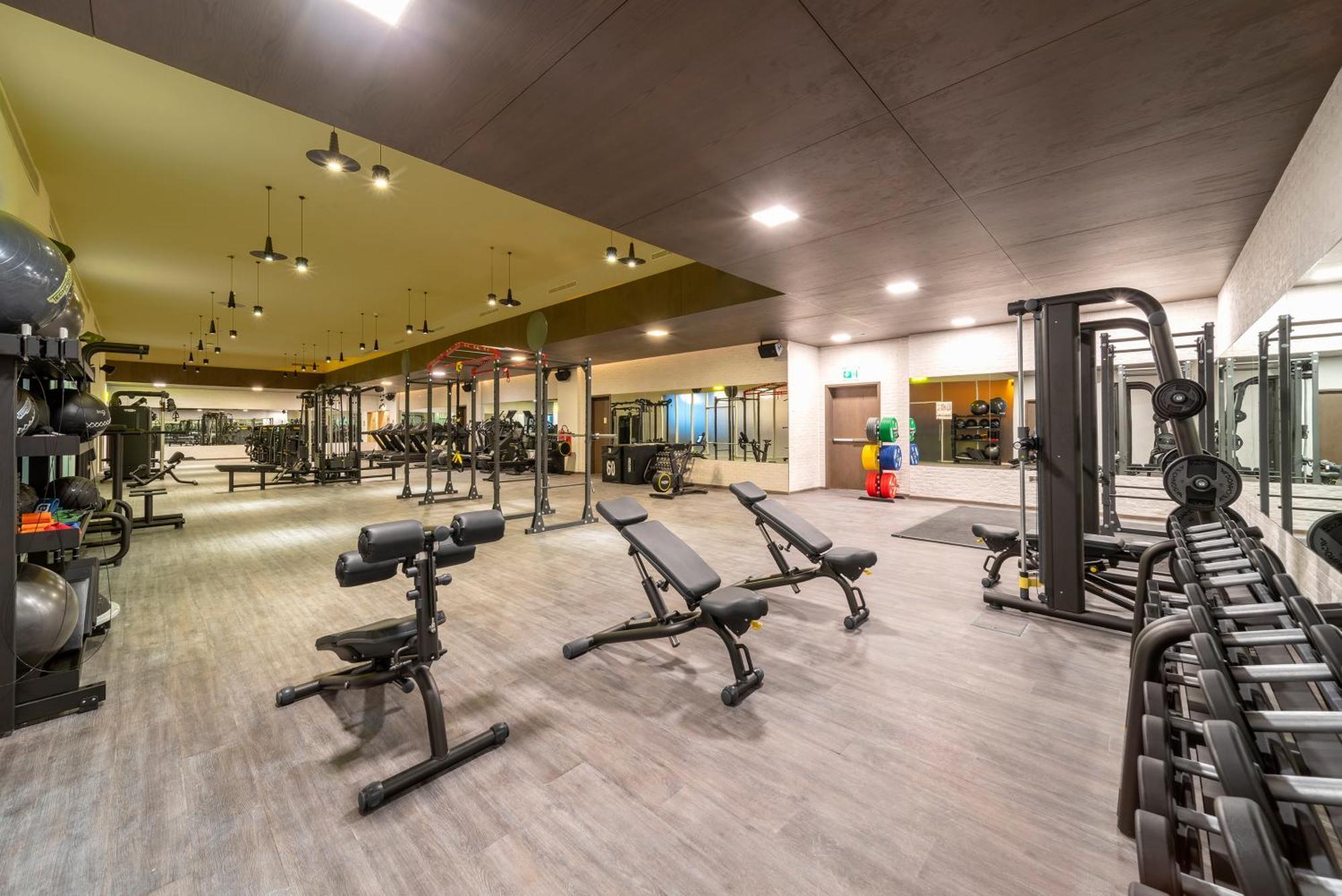 Five Jumeirah Village 두바이 외부 사진 The gym at the hotel