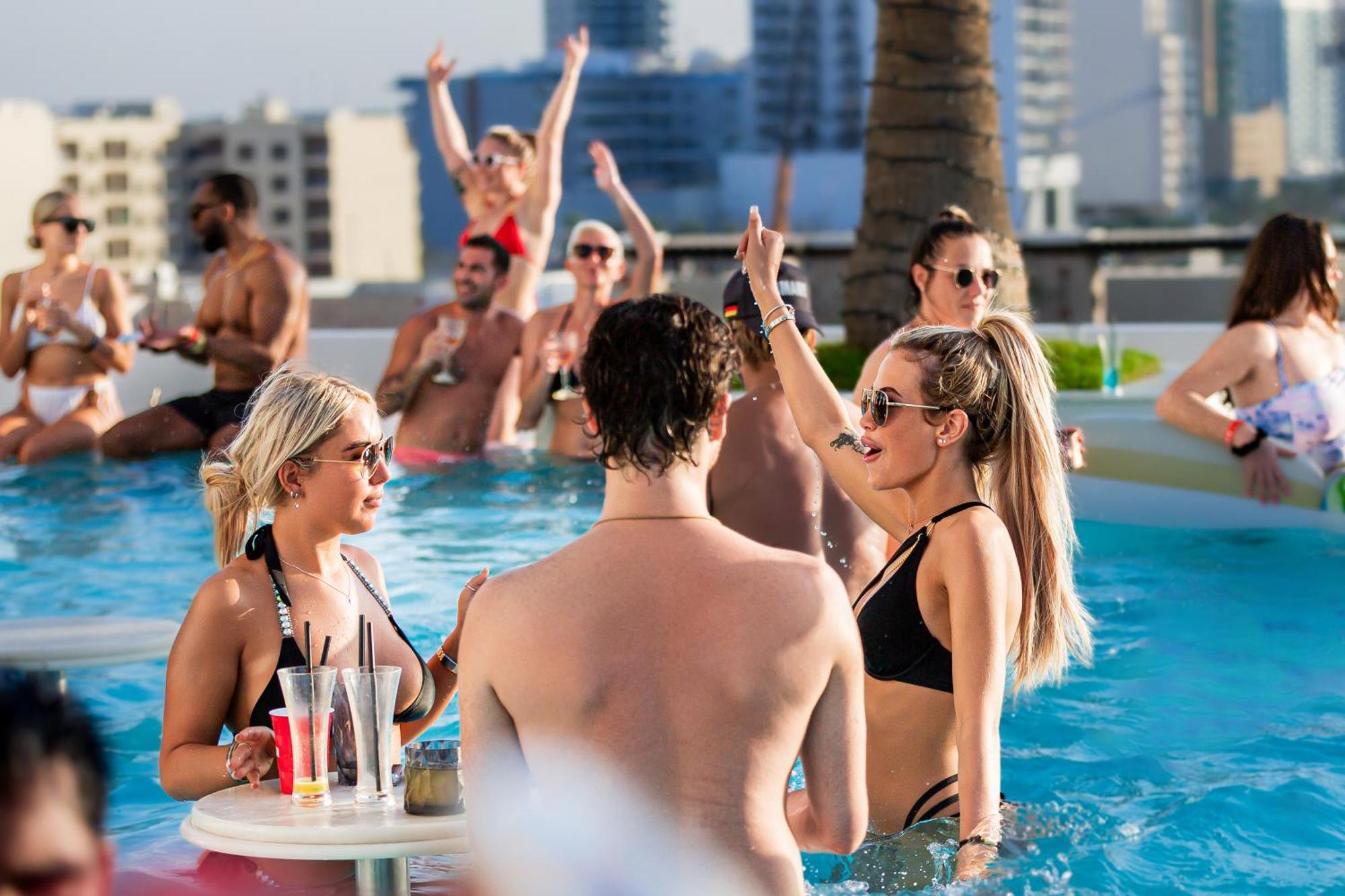 Five Jumeirah Village 두바이 외부 사진 The pool at the Hilton Dubai The Palm